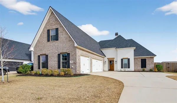 $570,000 | 168 North Canal Drive, Bossier City, LA 71111