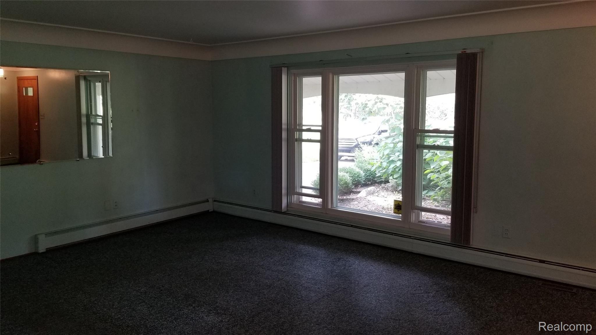 19325 Wahrman Road New Boston, MI 48164 - Photo 11 of 57 LivingRm5.jpg