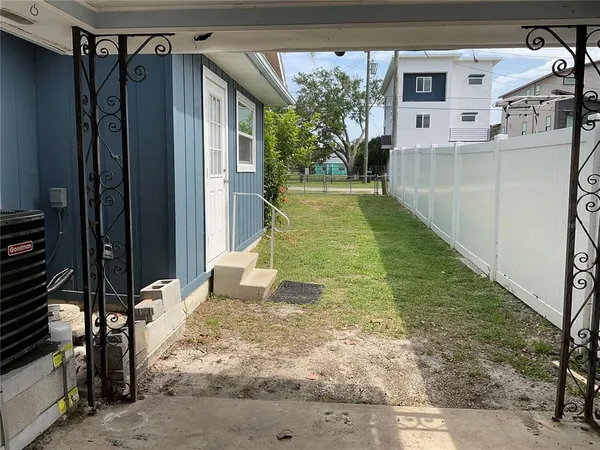 a view of back yard of the house