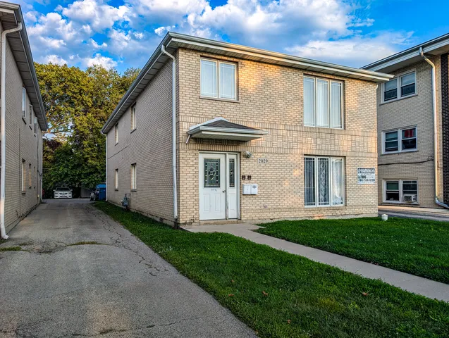 a view of a house with a yard