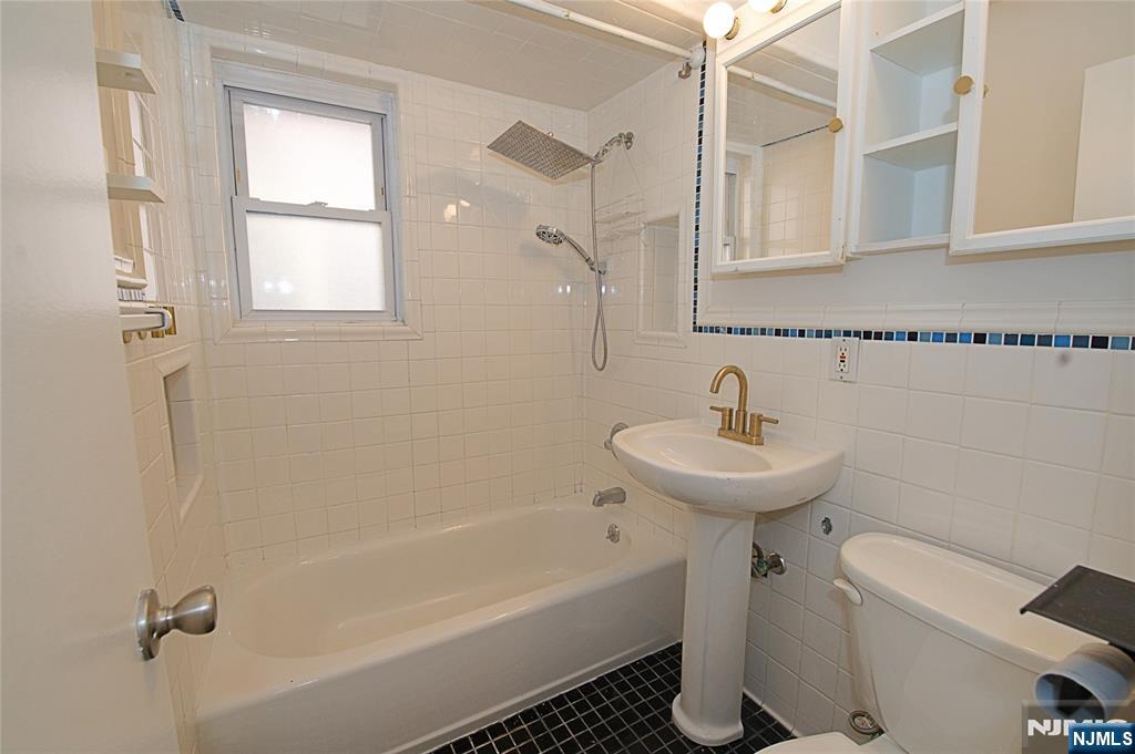 8 Leary Lane, Unit 4 Edgewater, NJ 07020 - Photo 16 of 25