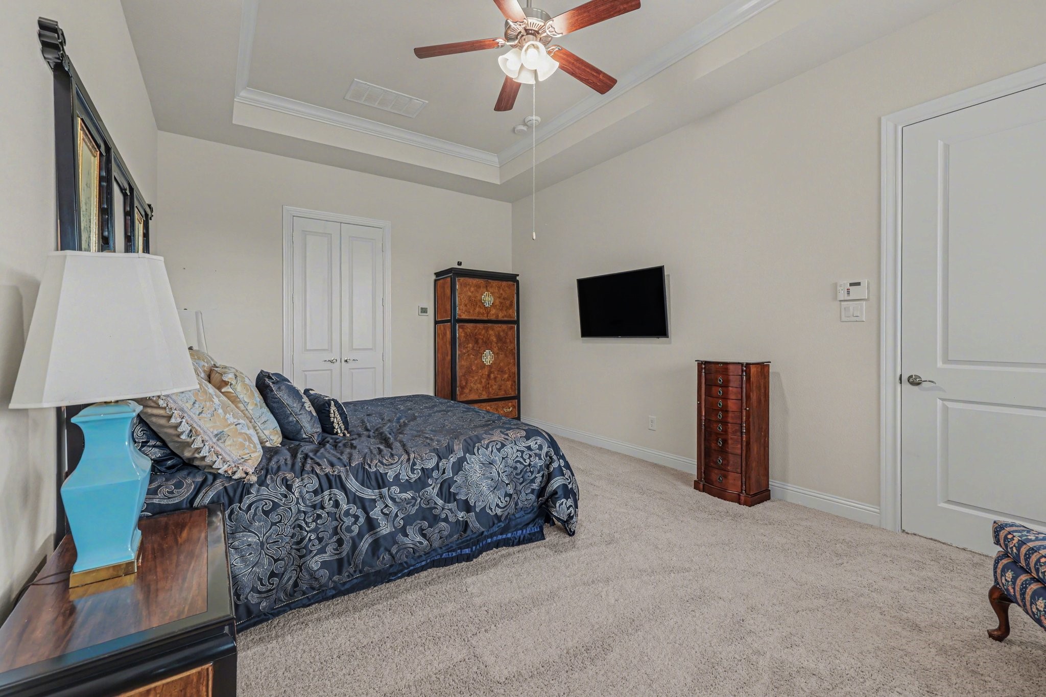 7434 Kearney Hill Lane Spring, TX 77389 - Photo 17 of 36 a living room with furniture a flat screen tv and a ceiling fan