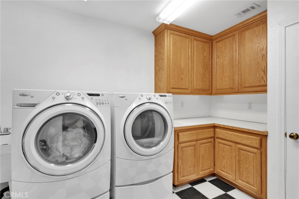 13724 Yuma Road Apple Valley, CA 92307 - Photo 43 of 75 a utility room with dryer and washer