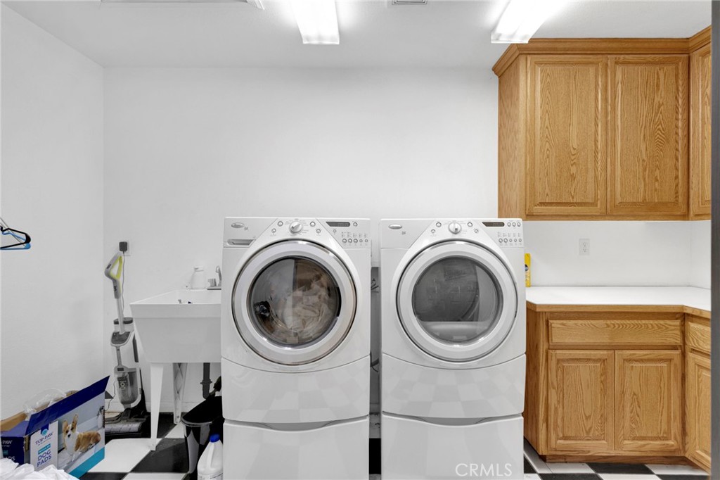13724 Yuma Road Apple Valley, CA 92307 - Photo 44 of 75 a utility room with dryer and washer