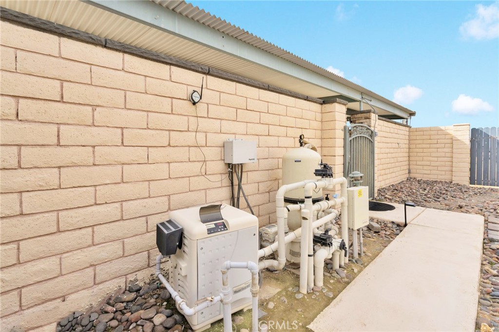 13724 Yuma Road Apple Valley, CA 92307 - Photo 67 of 75 a bathroom with a shower