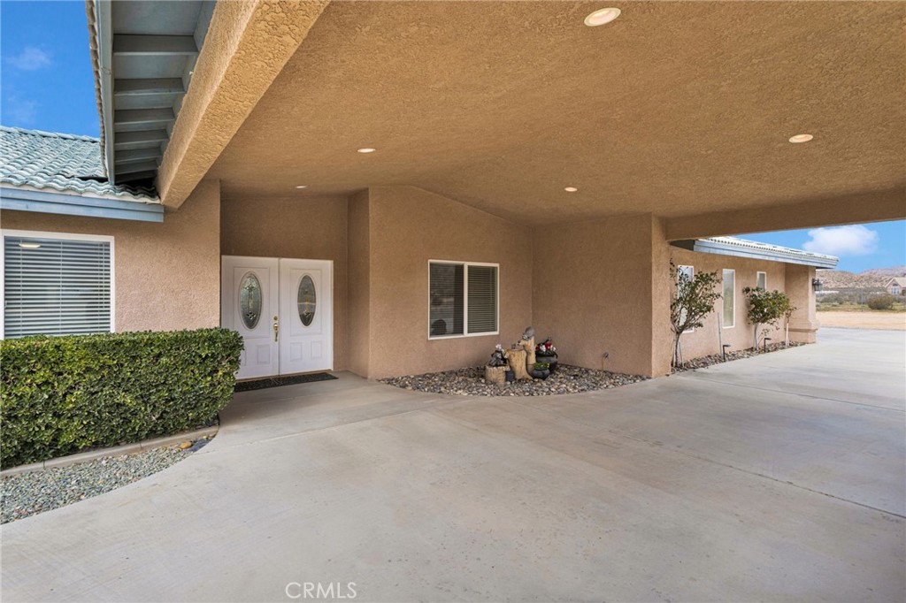 13724 Yuma Road Apple Valley, CA 92307 - Photo 7 of 75 a view of a house with a outdoor space