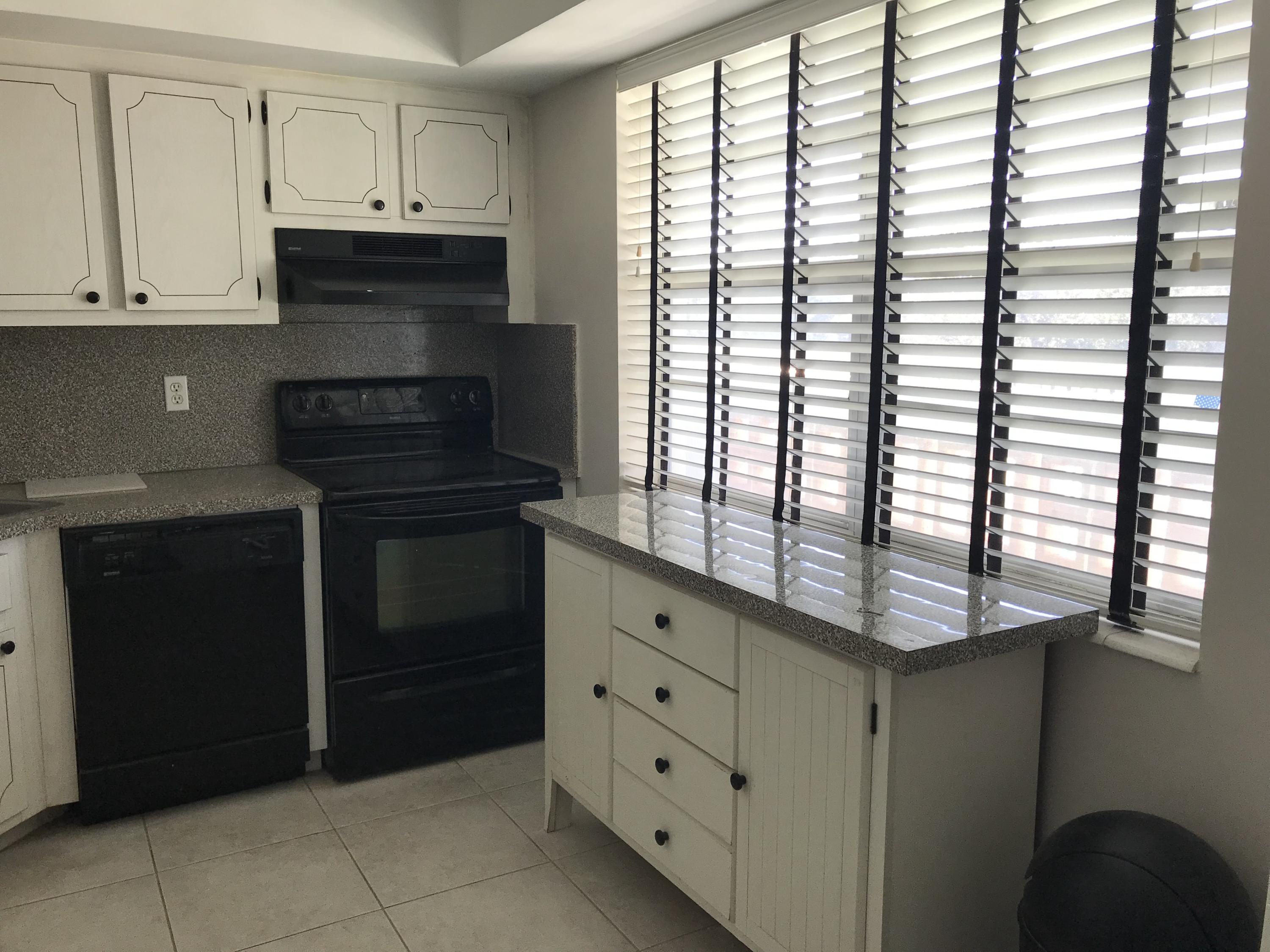 10 Southeast 13th Street, Unit B4 Boca Raton, FL 33432 - Photo 3 of 19 KITCHEN