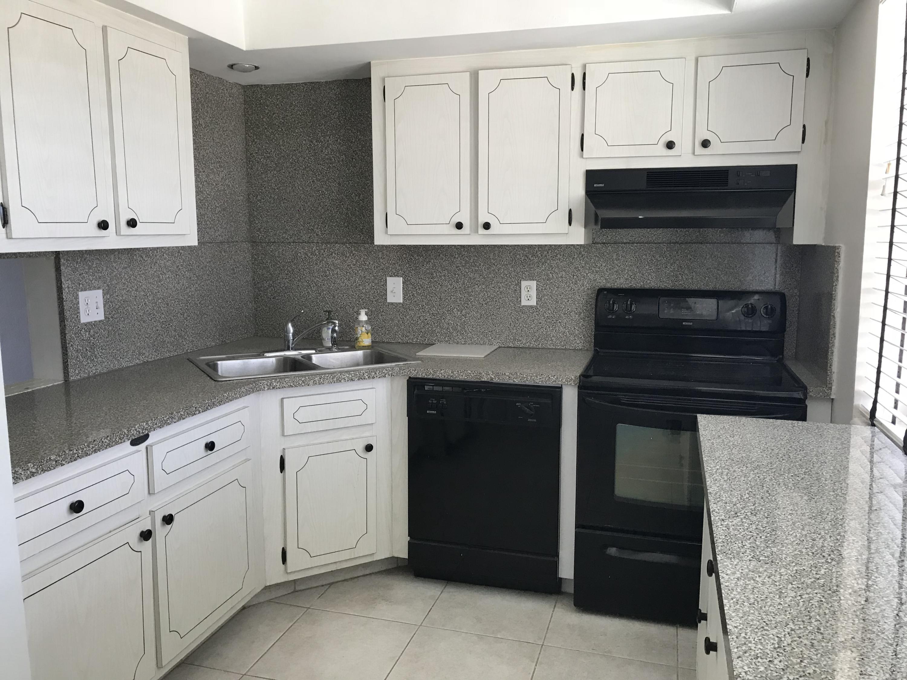 10 Southeast 13th Street, Unit B4 Boca Raton, FL 33432 - Photo 4 of 19 KITCHEN