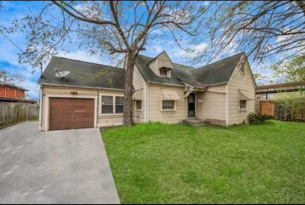 a view of a house with a back yard