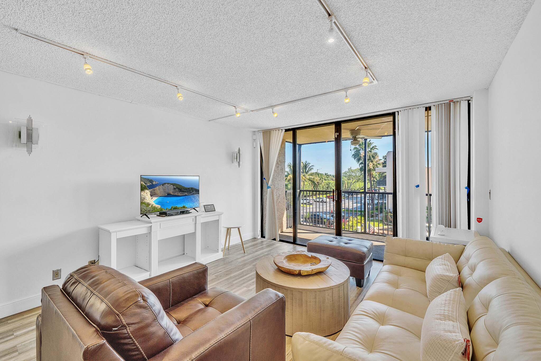 17 Royal Palm Way, Unit 3010 Boca Raton, FL 33432 - Photo 24 of 57 7 Living Area (3)