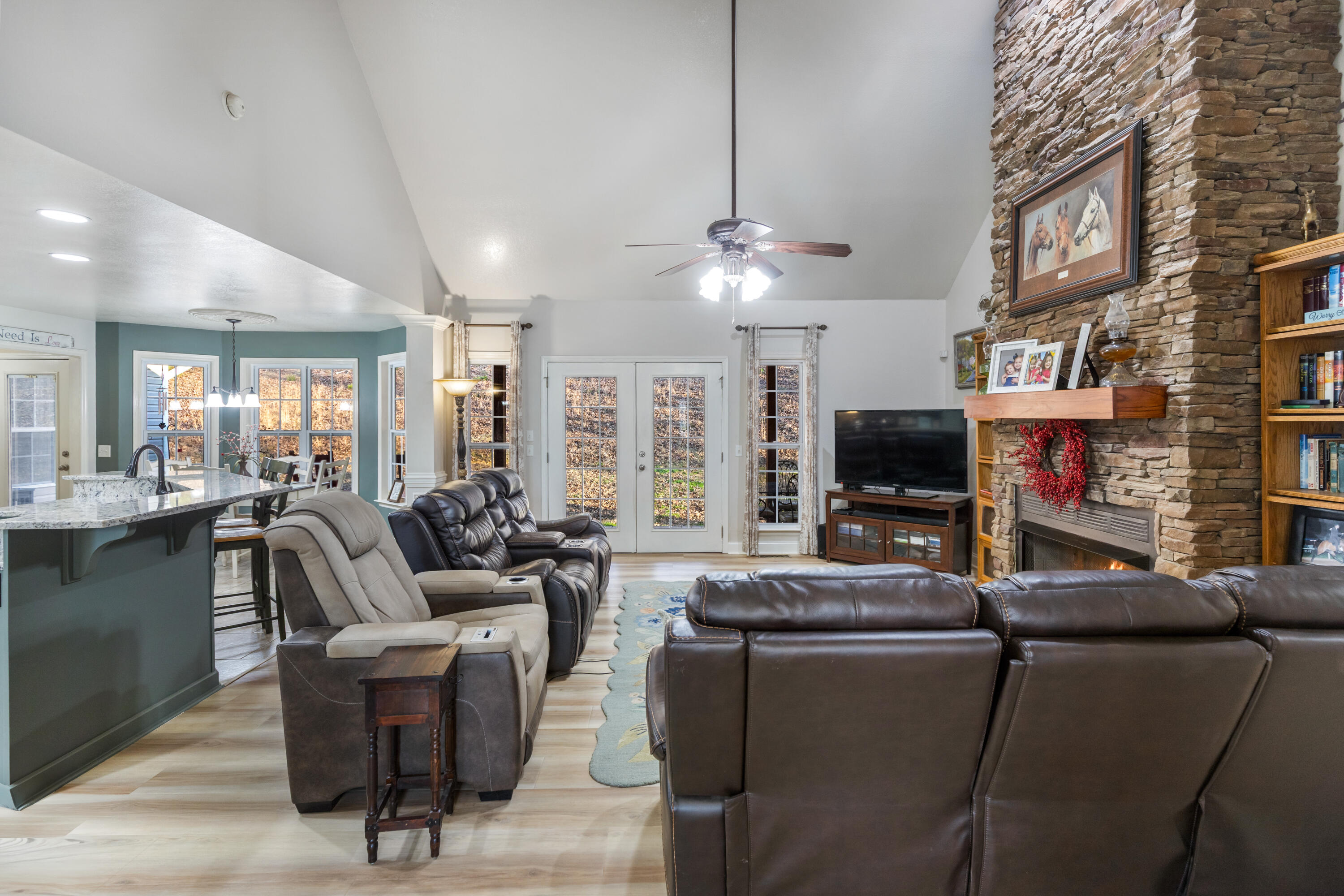 940 Van Davis Road Georgetown, TN 37336 - Photo 10 of 38 Living Room