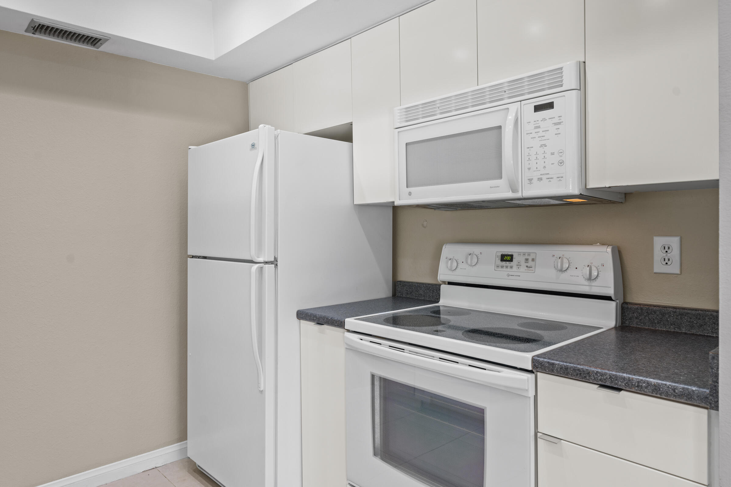 1111 East Ramon Road, Unit 75 Palm Springs, CA 92264 - Photo 16 of 35 Kitchen unit 75