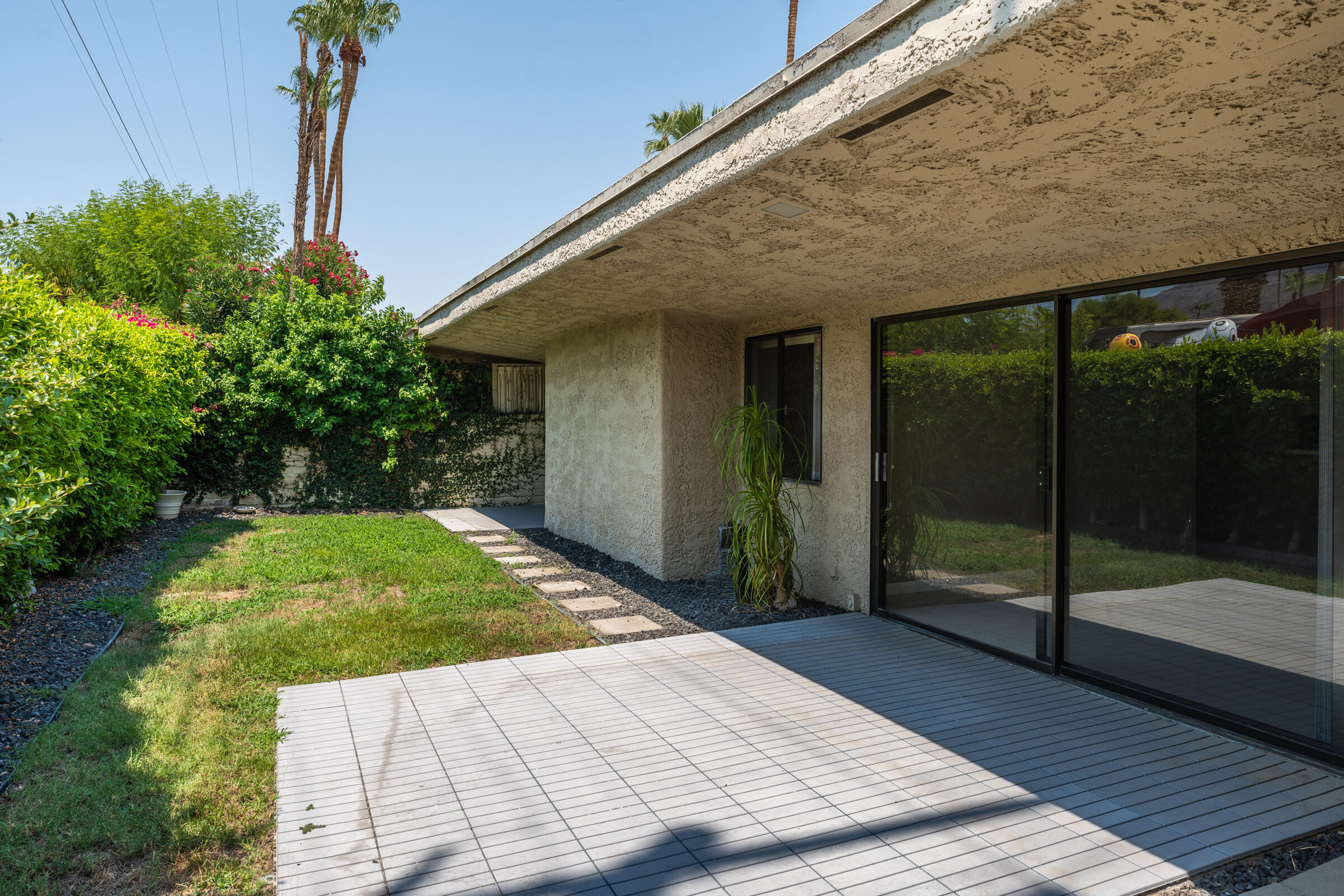 1111 East Ramon Road, Unit 75 Palm Springs, CA 92264 - Photo 29 of 35 Slider to Living Area