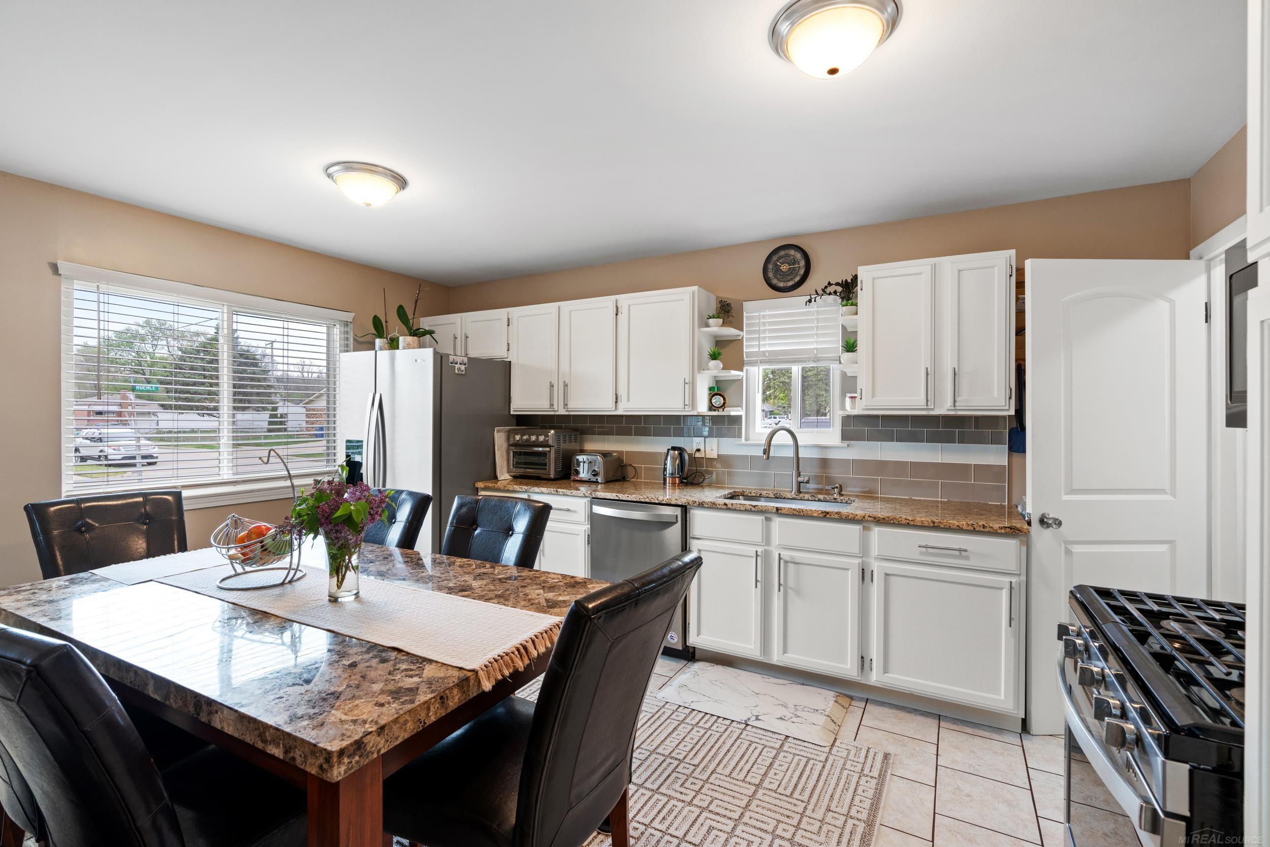 32317 Ruehle Avenue Warren, MI 48093 - Photo 6 of 23 50173193-2843935f-be1a-494d-a5da-eb535e1f328b.JPG