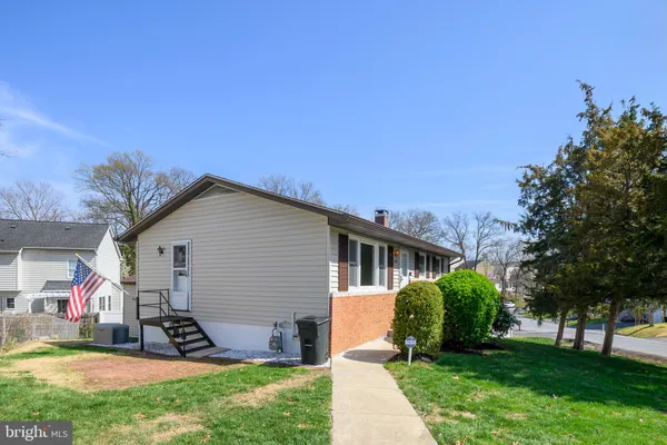 a view of a house with a yard