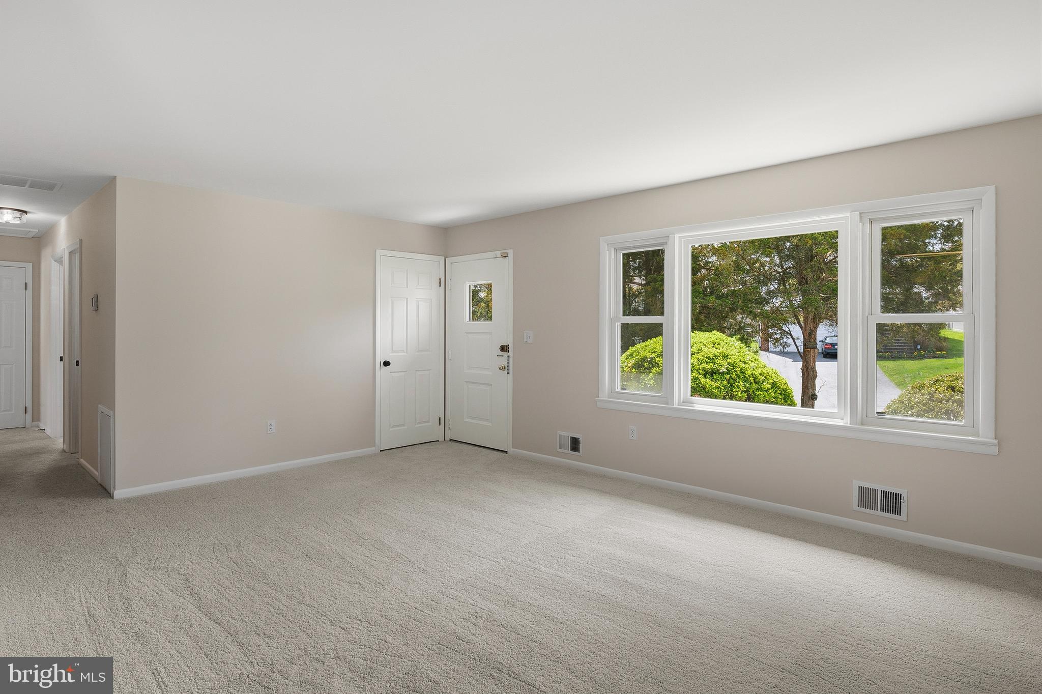9333 Decatur Place Laurel, MD 20723 - Photo 4 of 30 Living Room