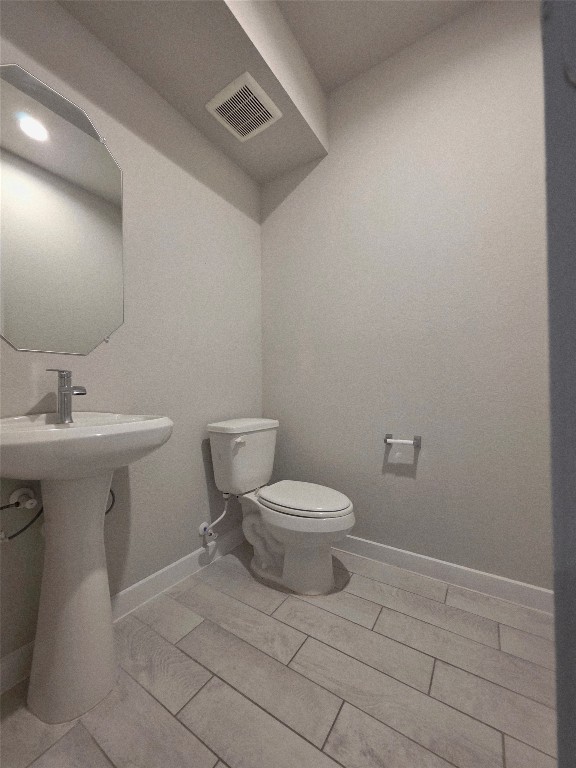 13022 Mid Stocket Drive Humble, TX 77346 - Photo 7 of 17 Half Bathroom-downstairs