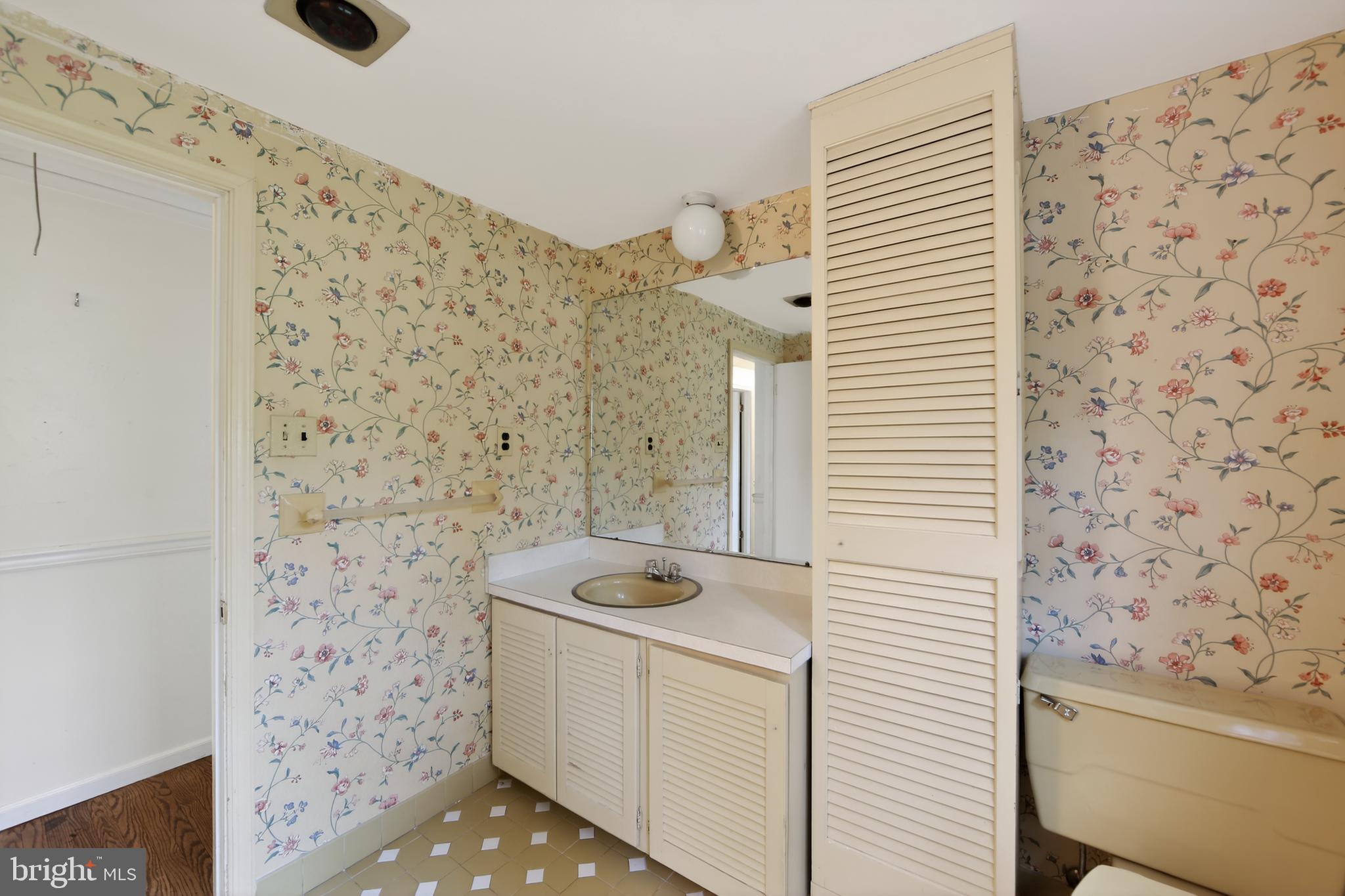 4091 Tinker Hill Road Phoenixville, PA 19460 - Photo 31 of 36 2nd Flr Hall Bath