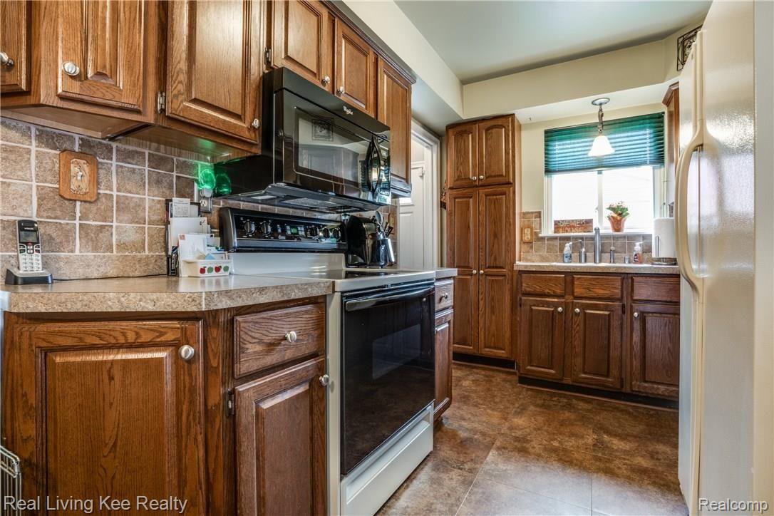 621 Rewold Drive Rochester, MI 48307 - Photo 14 of 34 Even more counter space.