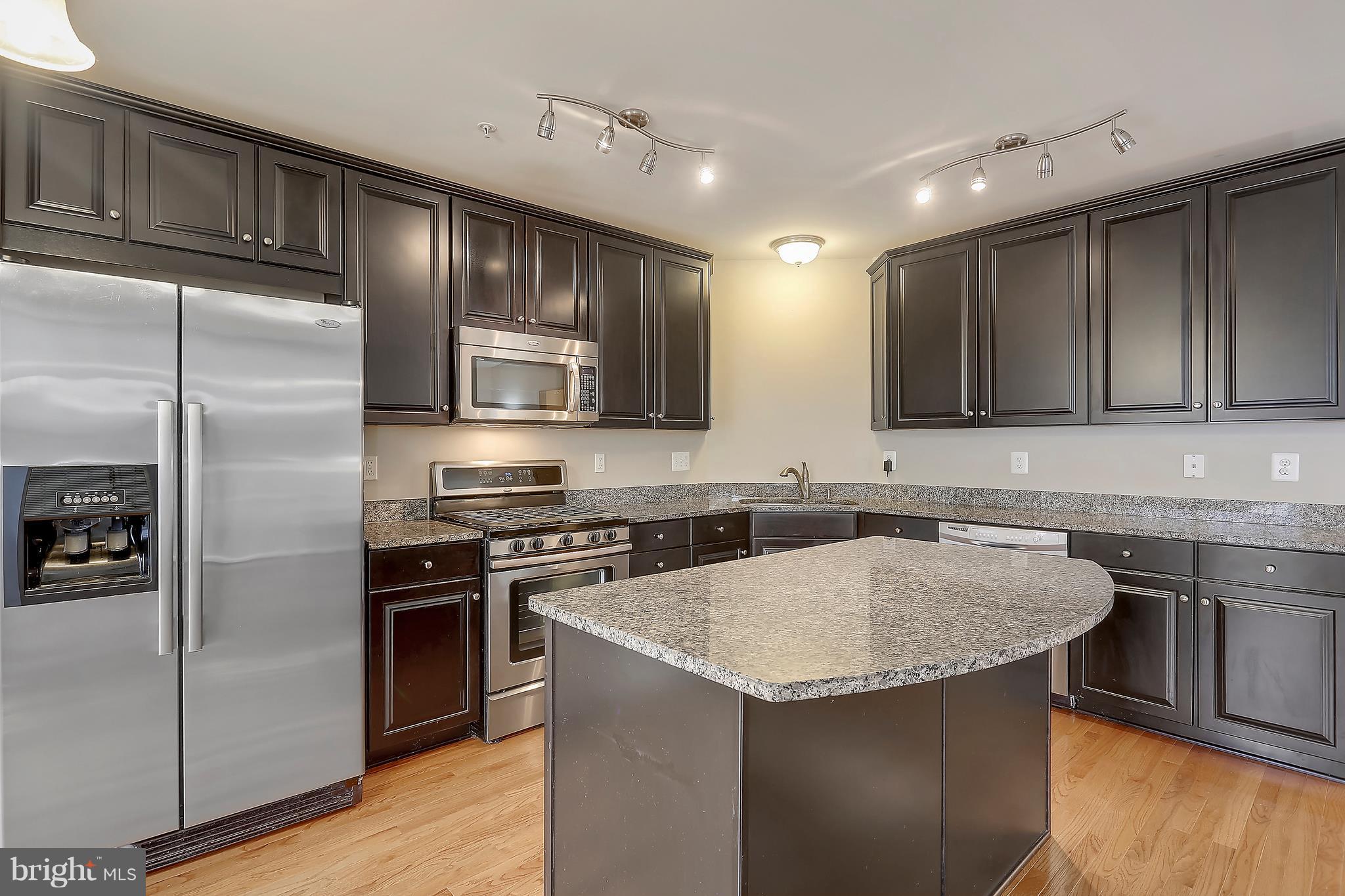 22932 Newcut Road, Unit 2272 Clarksburg, MD 20871 - Photo 5 of 30 Gourmet kitchen