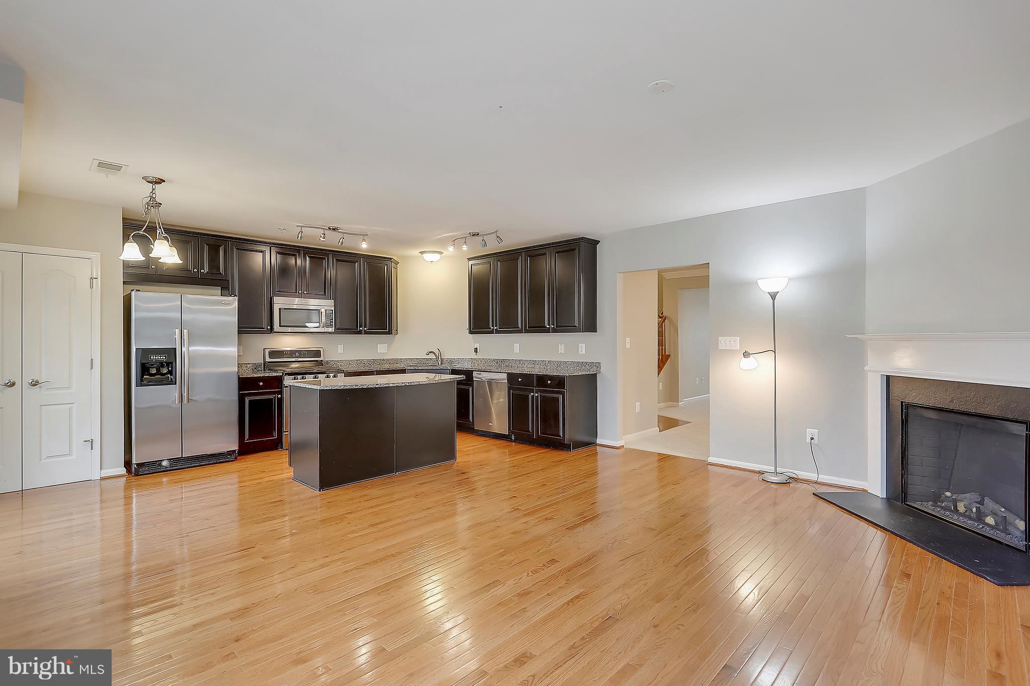 22932 Newcut Road, Unit 2272 Clarksburg, MD 20871 - Photo 7 of 30 Gourmet kitchen