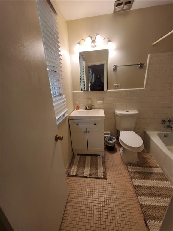 6520 Roswell Road, Unit 59 Atlanta, GA 30328 - Photo 14 of 19 a bathroom with a toilet a sink and mirror