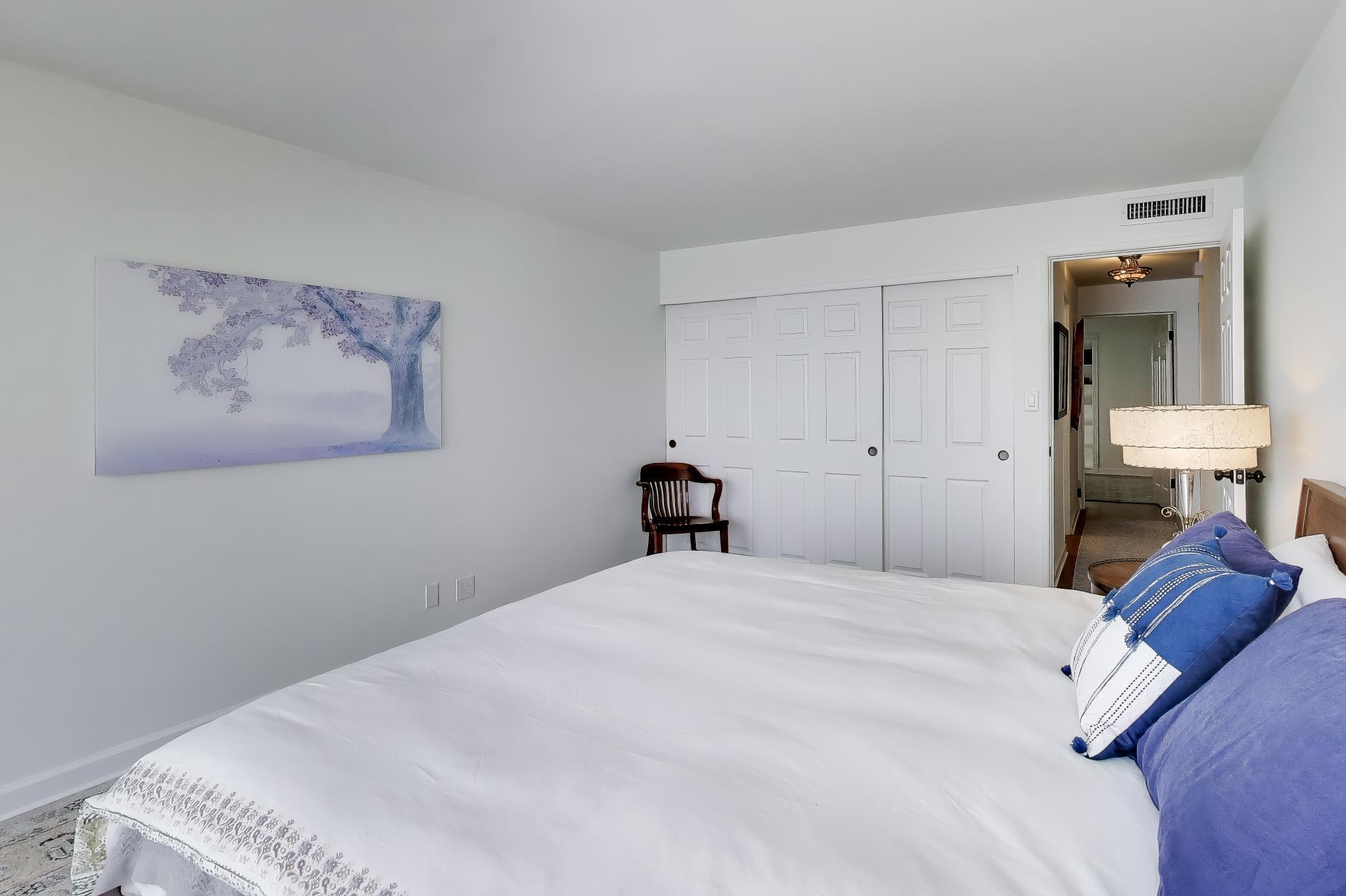 2525 South Shore Drive, Unit 20D Milwaukee, WI 53207 - Photo 11 of 39 Primary