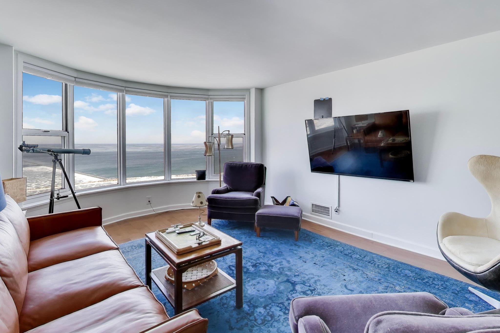 2525 South Shore Drive, Unit 20D Milwaukee, WI 53207 - Photo 14 of 39 Living Room