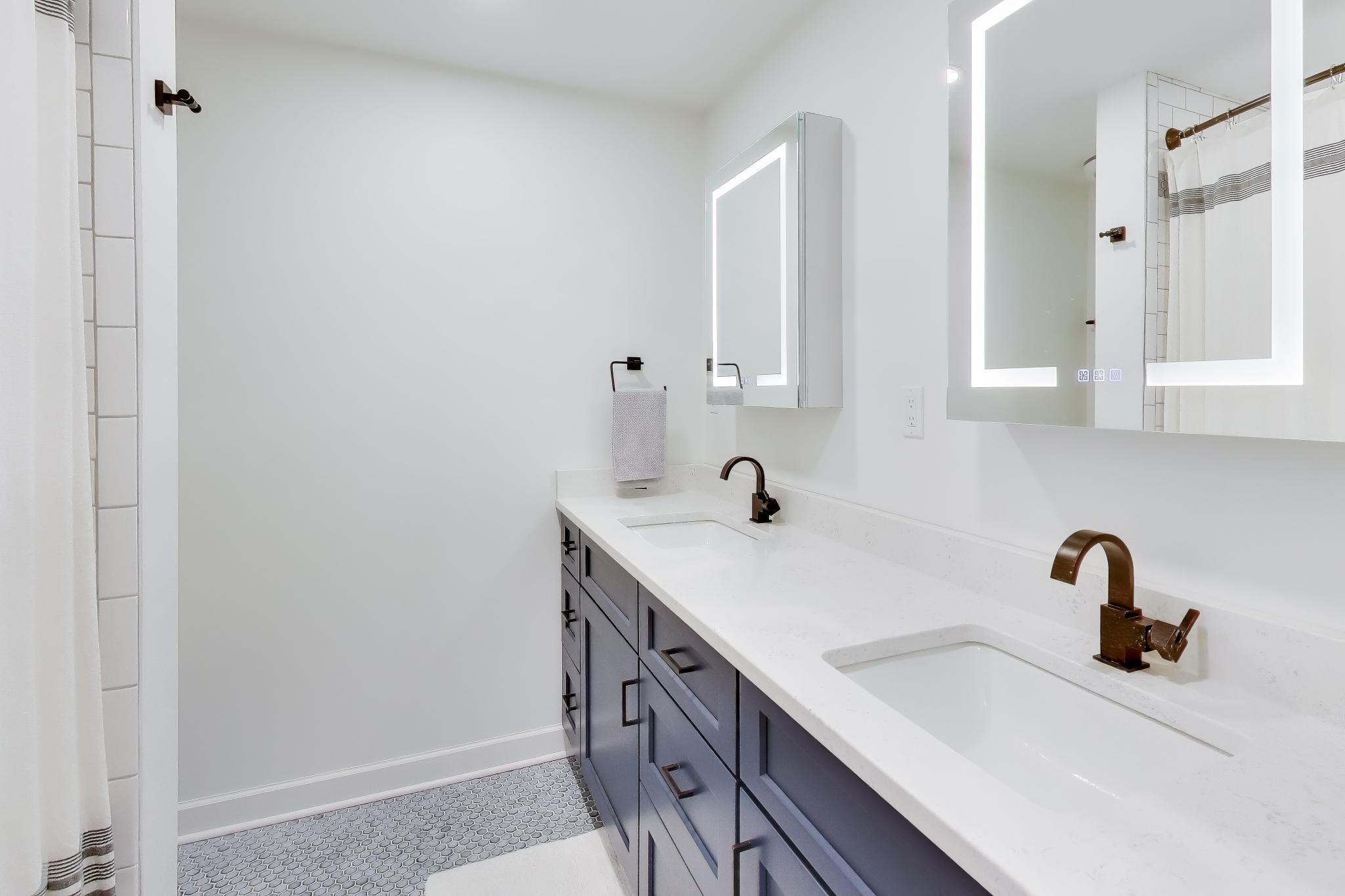 2525 South Shore Drive, Unit 20D Milwaukee, WI 53207 - Photo 21 of 39 Bathroom