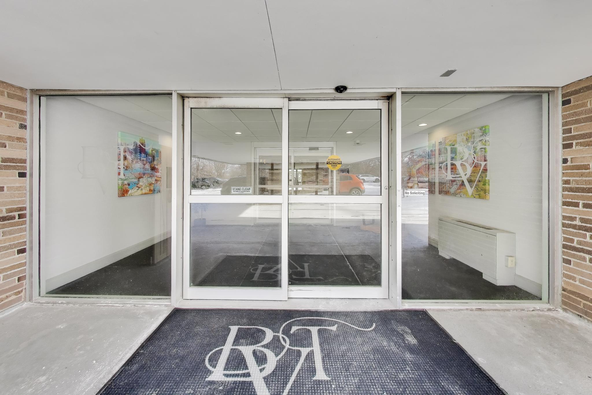 2525 South Shore Drive, Unit 20D Milwaukee, WI 53207 - Photo 28 of 39 Building Entry