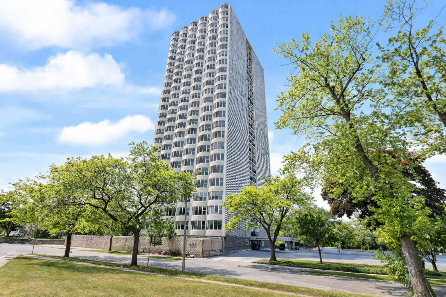 2525 South Shore Drive, Unit 20D Milwaukee, WI 53207 - Photo 4 of 39 Exterior