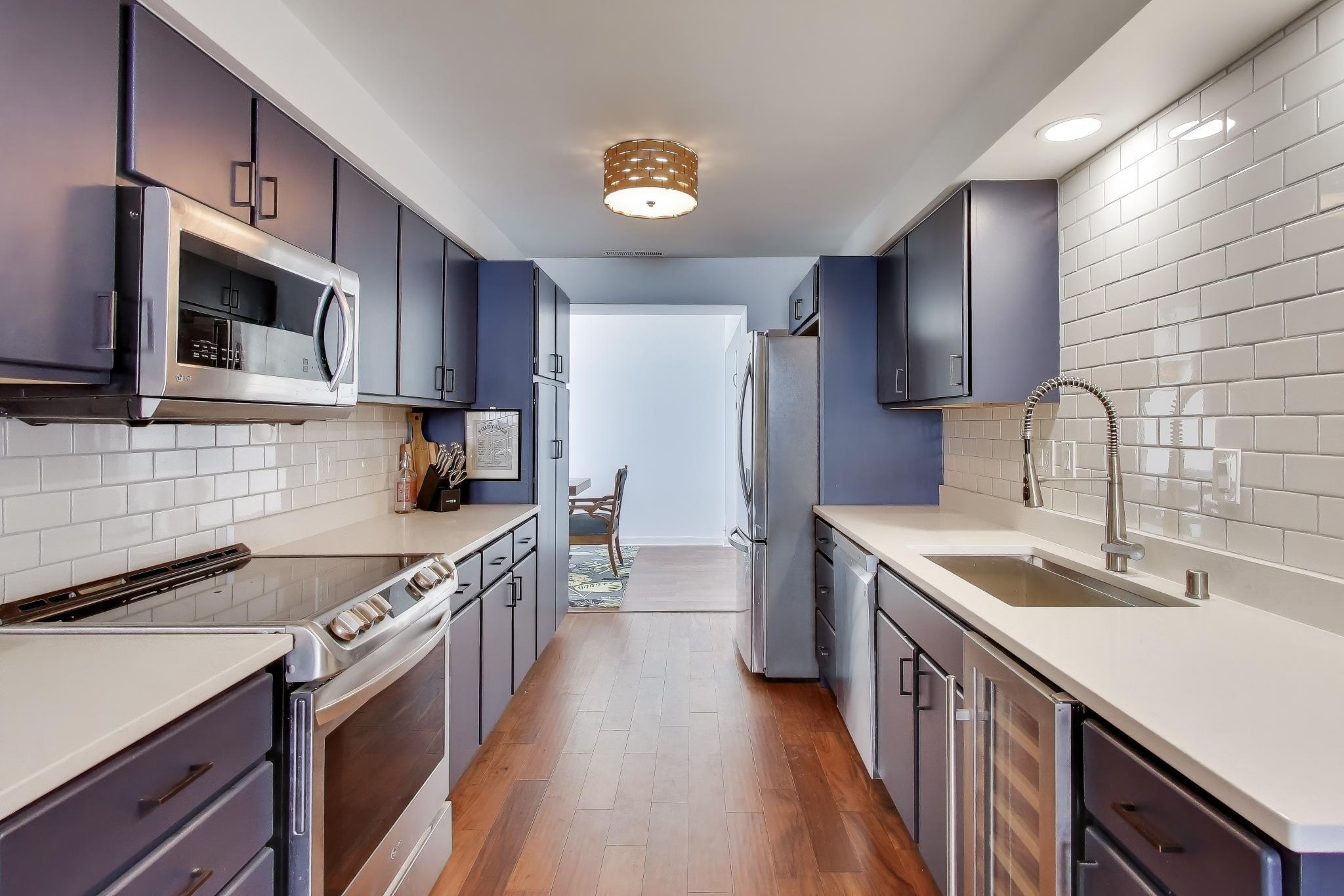 2525 South Shore Drive, Unit 20D Milwaukee, WI 53207 - Photo 7 of 39 Kitchen