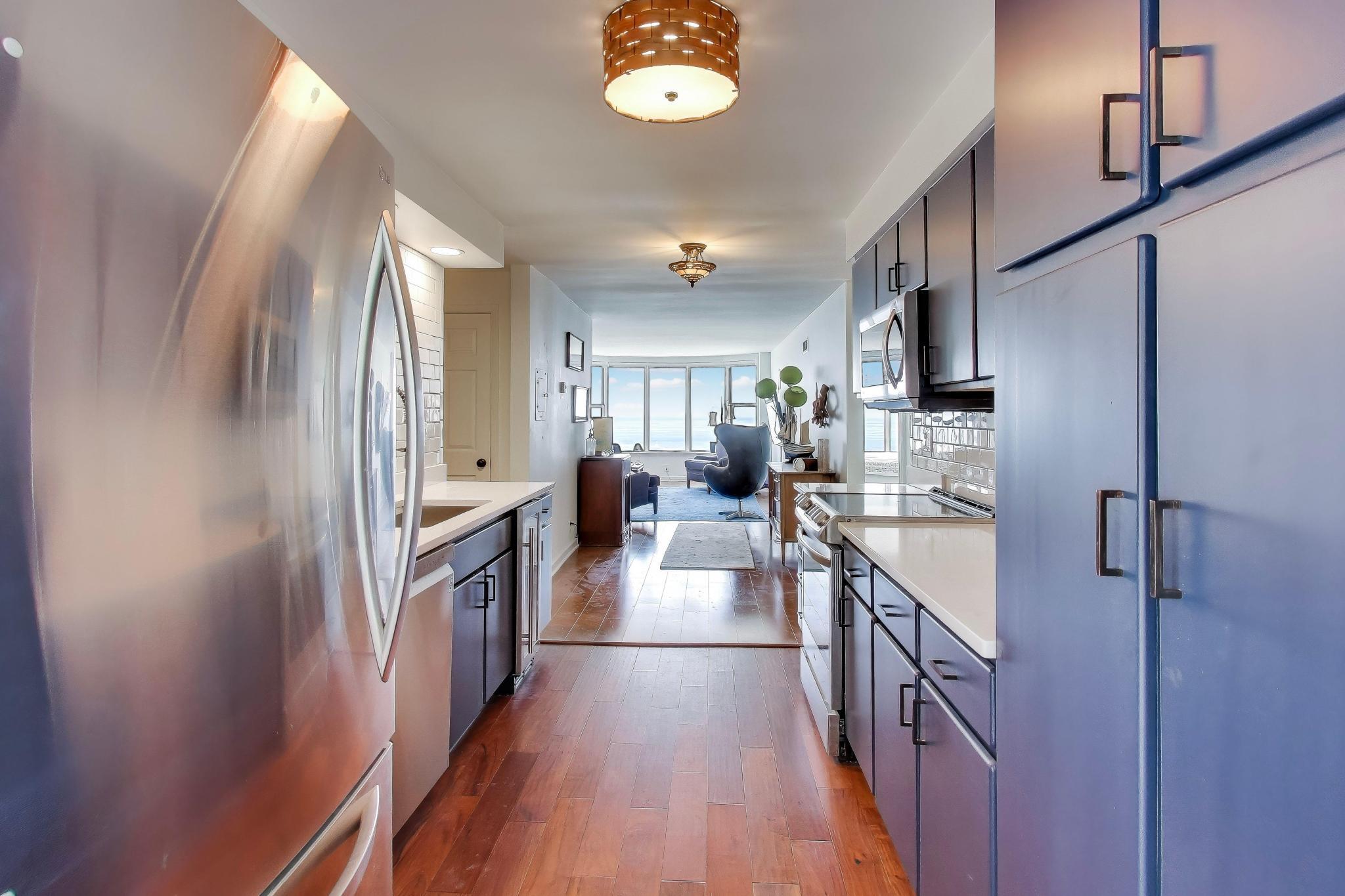 2525 South Shore Drive, Unit 20D Milwaukee, WI 53207 - Photo 8 of 39 Kitchen