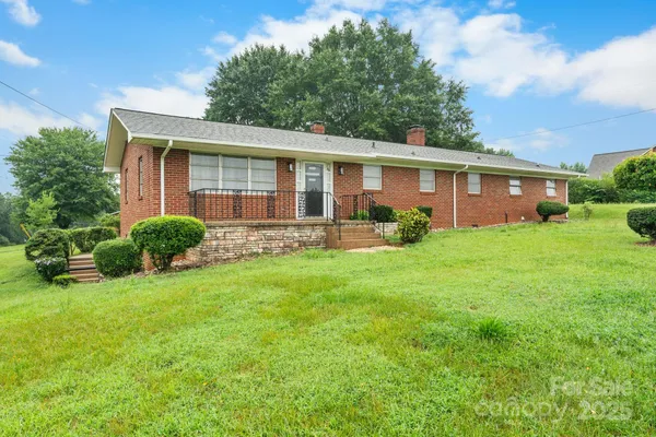$290,000 | 2761 Highland Avenue Northeast, Hickory, NC 28601