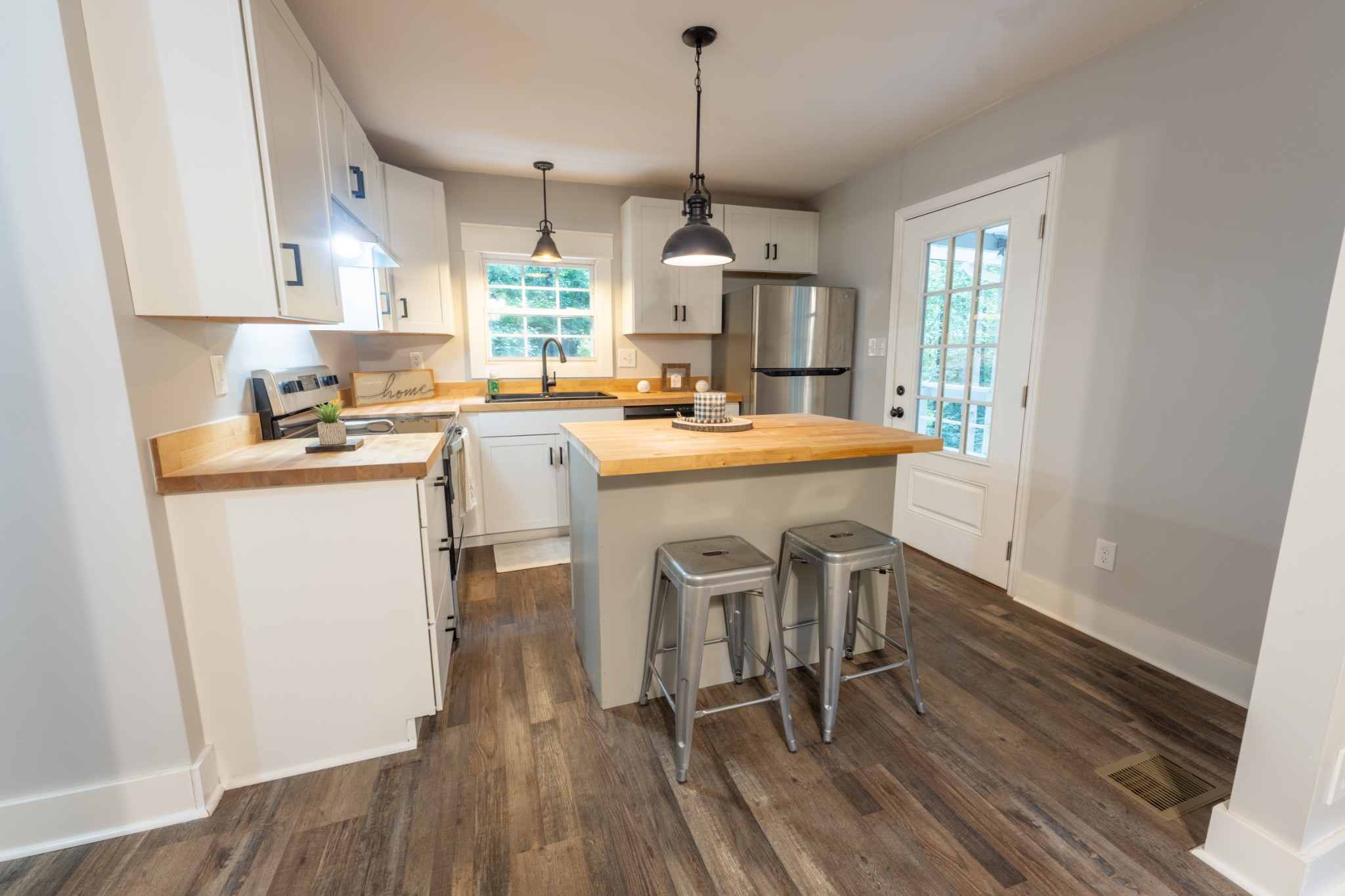 121 Smith Road Winchester, TN 37398 - Photo 20 of 31 a kitchen that has a lot of cabinets in it and appliances