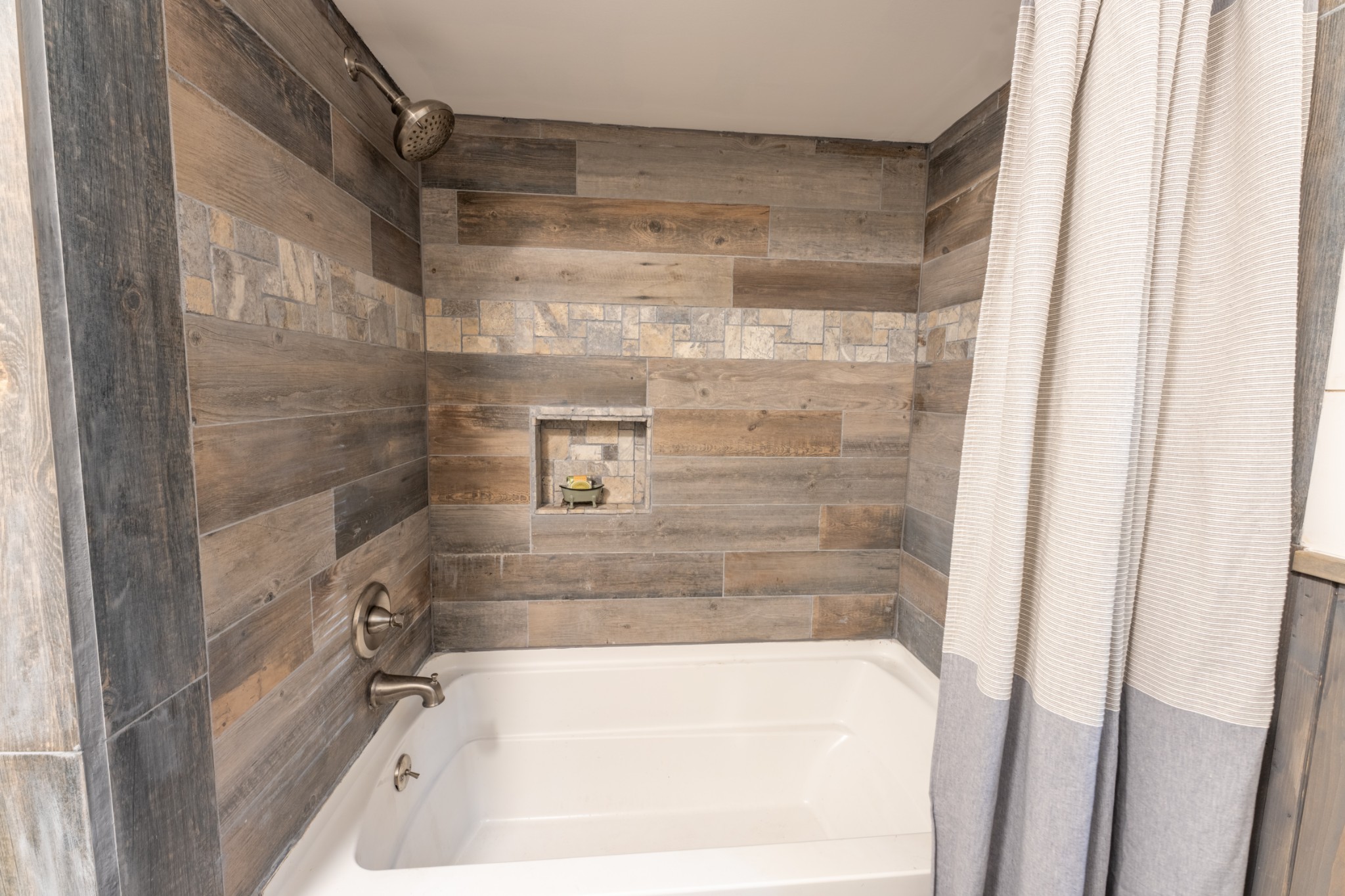 121 Smith Road Winchester, TN 37398 - Photo 28 of 31 a bathroom with a bathtub