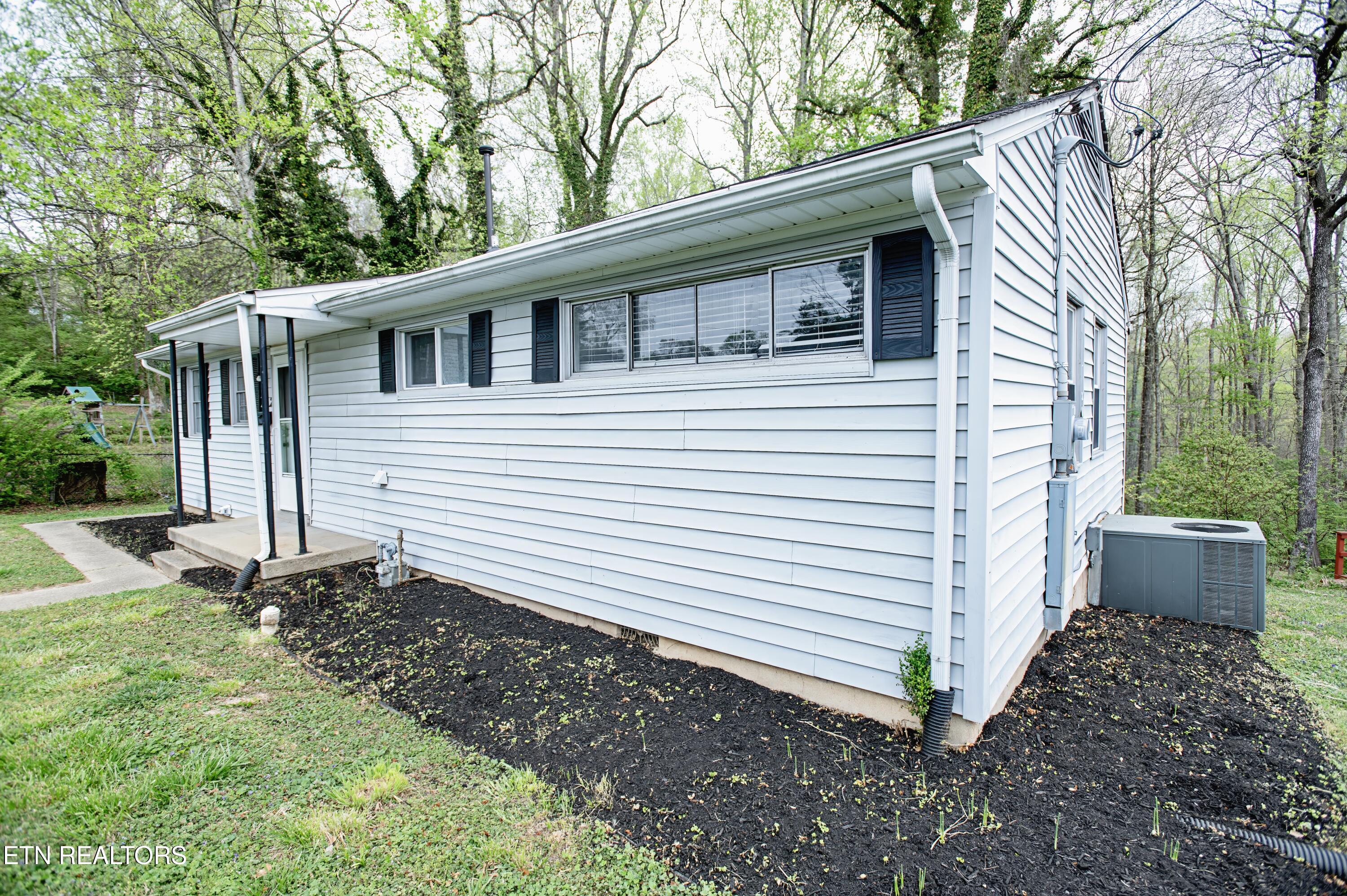 112 Andover Circle Oak Ridge, TN 37830 - Photo 2 of 18 Front side