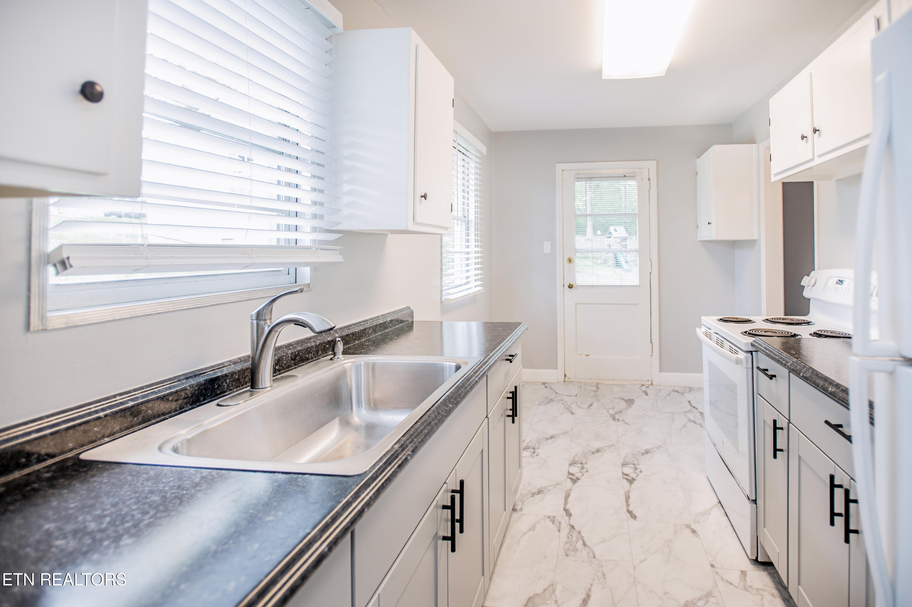 112 Andover Circle Oak Ridge, TN 37830 - Photo 3 of 18 Kitchen