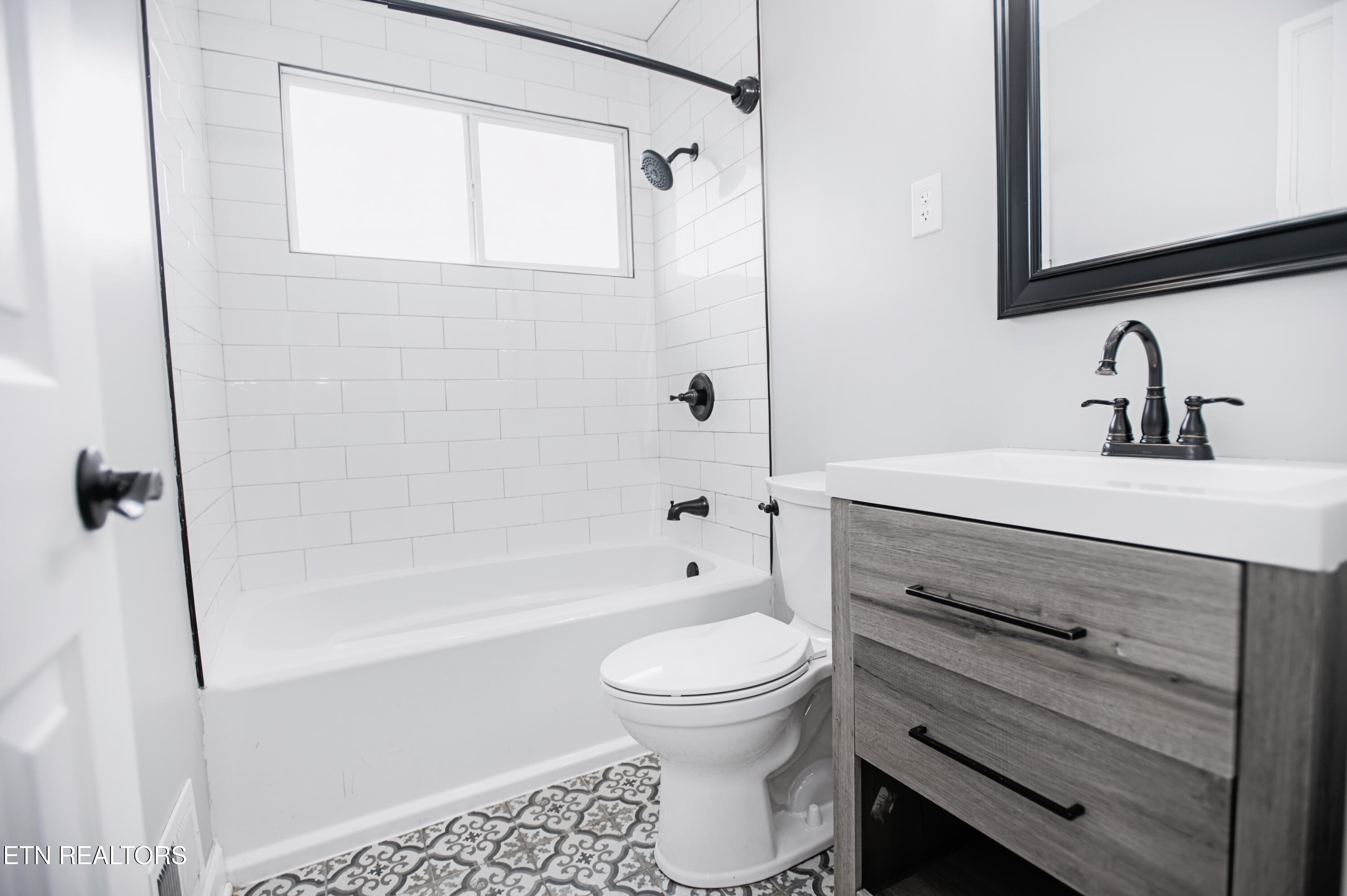 112 Andover Circle Oak Ridge, TN 37830 - Photo 10 of 18 Bathroom