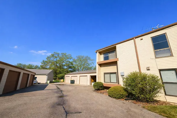 $1,350 | 1876 Haymarket Road, Unit 8, Waukesha, WI 53189