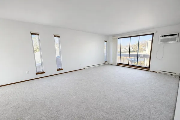 $1,350 | 1876 Haymarket Road, Unit 8, Waukesha, WI 53189