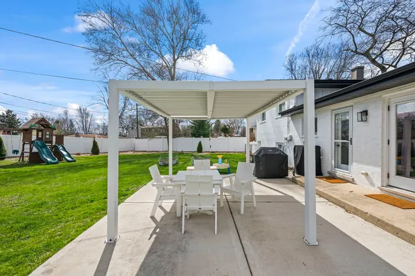 $625,000 | 671 Hazel Court, Roselle, IL 60172