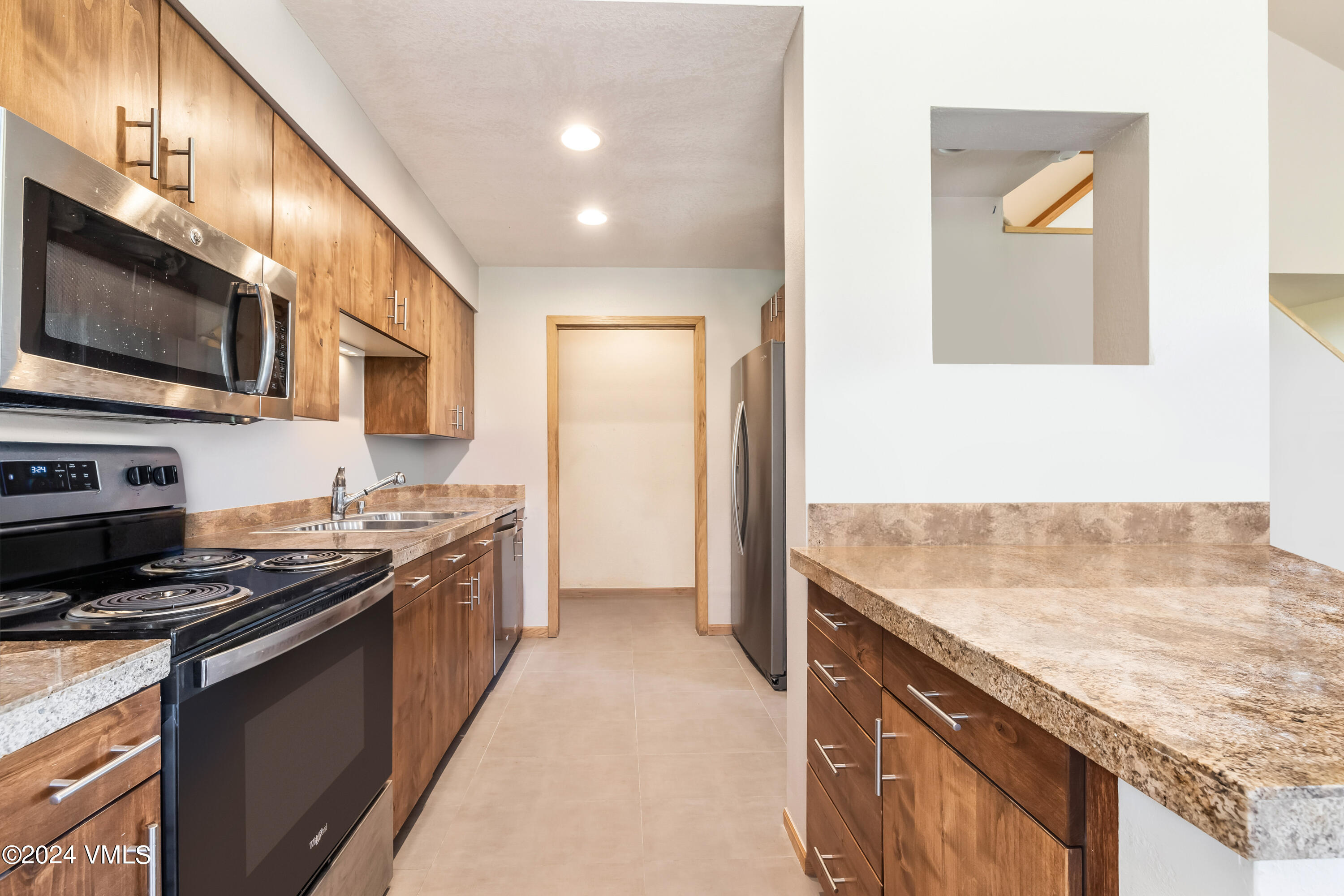 1121 Berry Creek Road, Unit C7 Edwards, CO 81632 - Photo 5 of 15 Kitchen