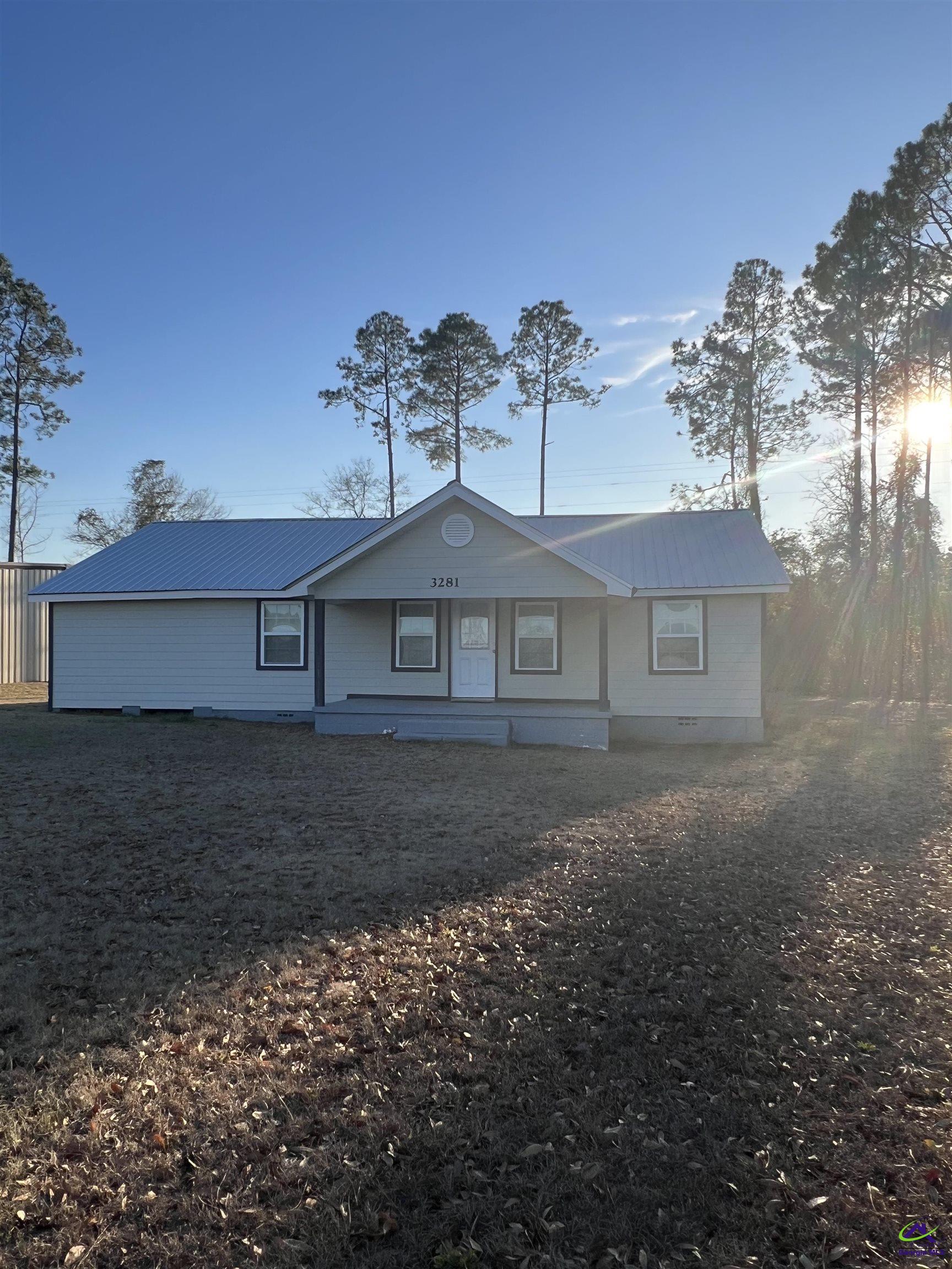 3281 State Rte 126 Dublin, GA 31021 - Photo 2 of 22 a front view of a house with garden