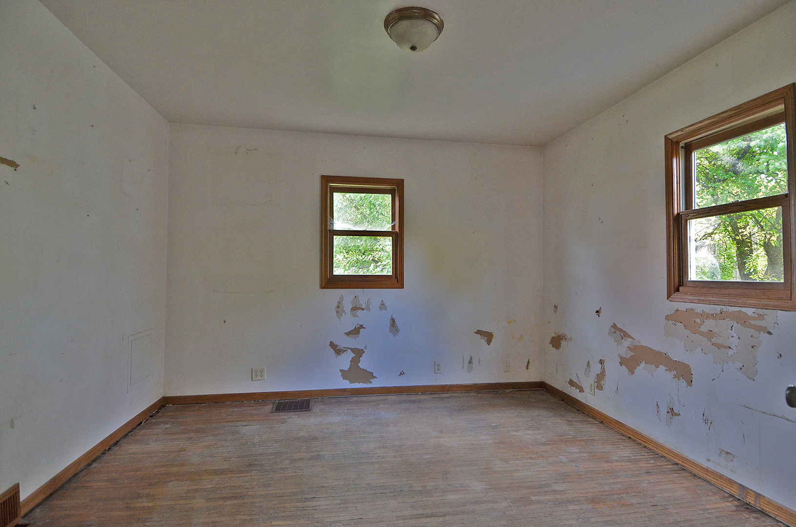 266 Clark Street Marseilles, IL 61341 - Photo 8 of 12 an empty room with a window