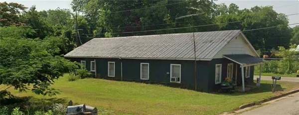 a view of a house with backyard and garden