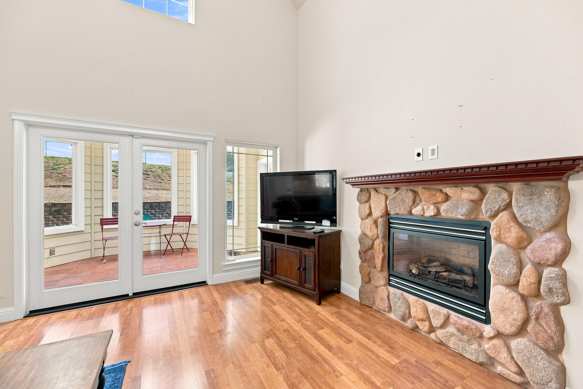 2995 Goose Ranch Road Lewiston, CA 96052 - Photo 9 of 66 Living Room