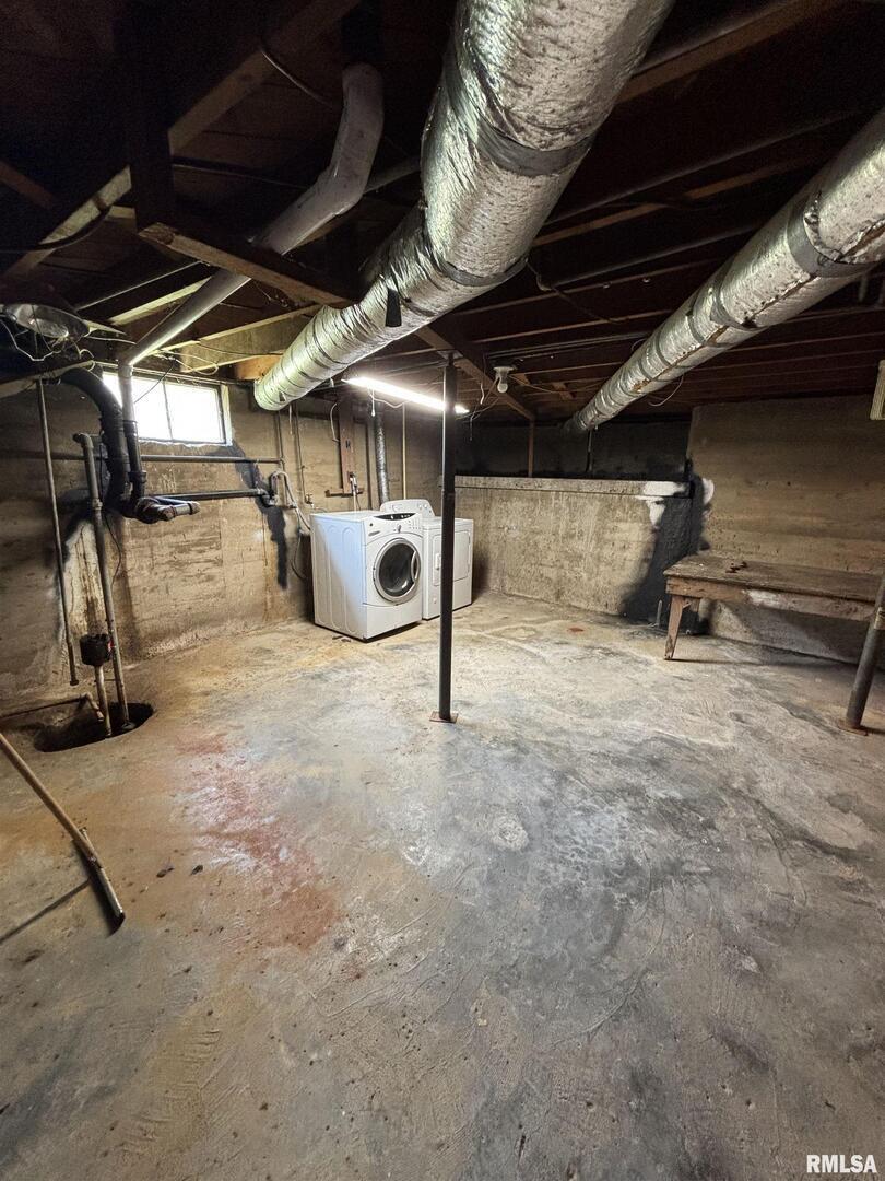 1806 Market Street Metropolis, IL 62960 - Photo 17 of 18 a view of a garage with wooden wall