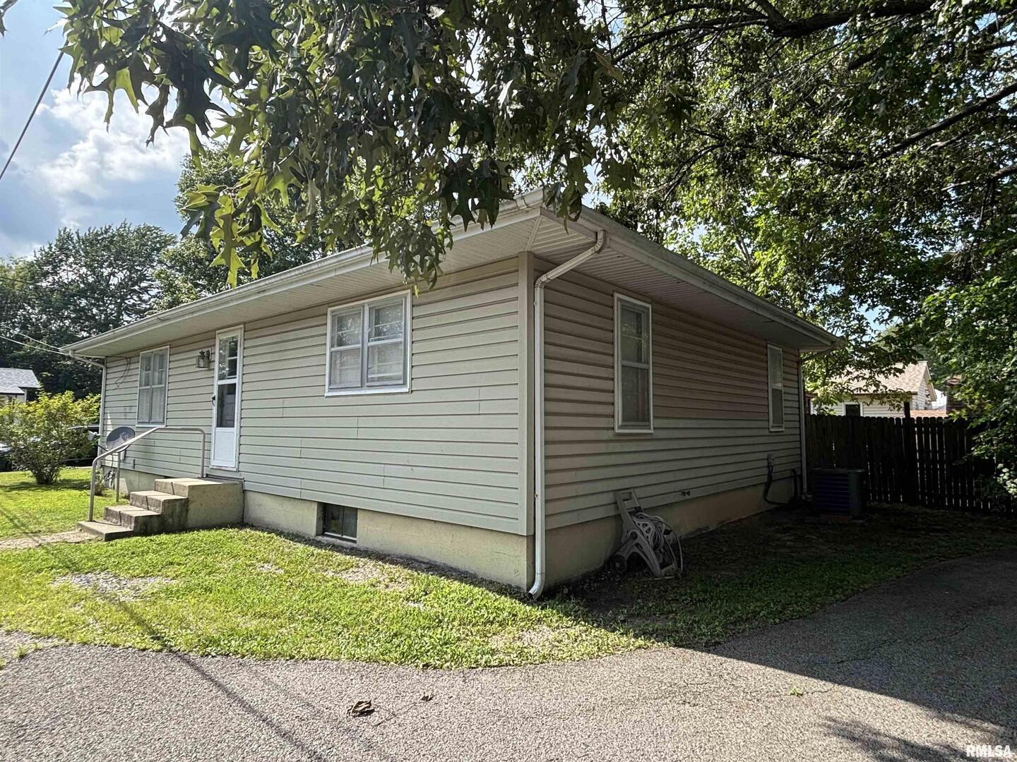 1806 Market Street Metropolis, IL 62960 - Photo 5 of 18 a front view of a house with garden