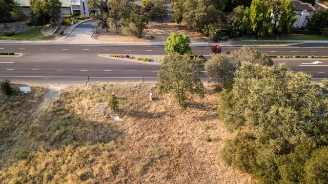 a view of yard with green space